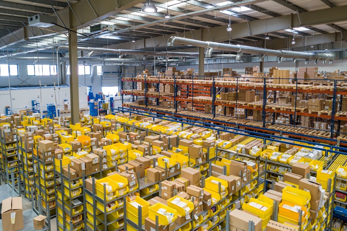 Smart manufacturing plant tracking real-time manufacturing KPIs on automated assembly line